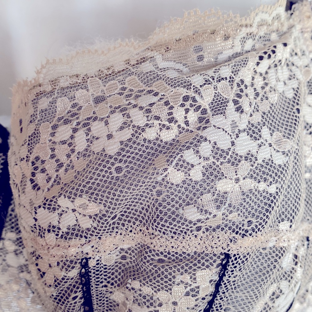 Very Pretty Vintage Elle Macpherson Lace Lined Cream/Black Bra Size G (Large) - Picture 3 of 11